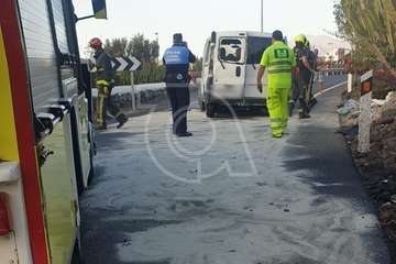 Vuelco de un furgón en la entrada a Telde desde la GC-1, a la altura de Las Remudas/TA.